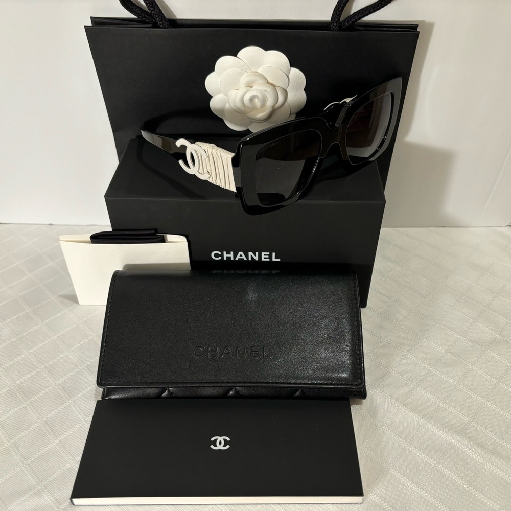 WOW! $800. 🖤 CHANEL Blk Square w/ Leather & CC logo Popular “2023-24” Sty. NEW!